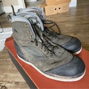 Simms light weight trout fishing boots size 8 in good condition